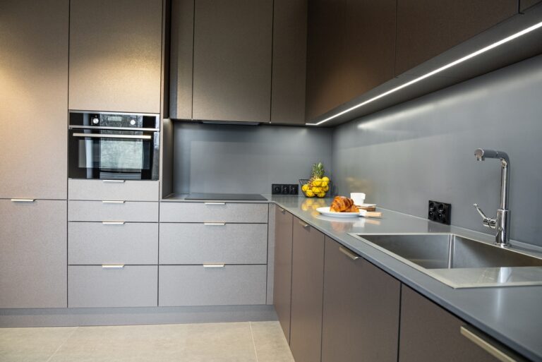 Modern,Furnished,Kitchen,With,Household,Appliances,And,A,Dining,Room